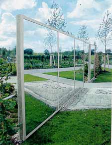 Пример использования зеркал в дизайне садового участка