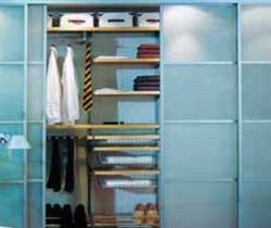 Самый распространенный способ создать гардеробную – отделить часть комнаты раздвижными дверями