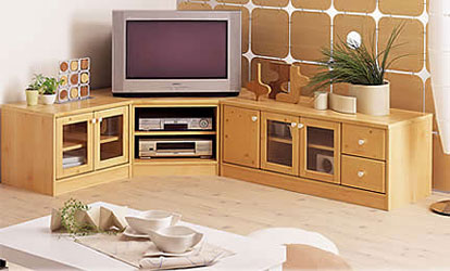 Тумба для телевизора может служить подставкой для инсталляции деревянных предметов и ваз