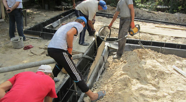 Использование бетононасоса при заливке фундамента