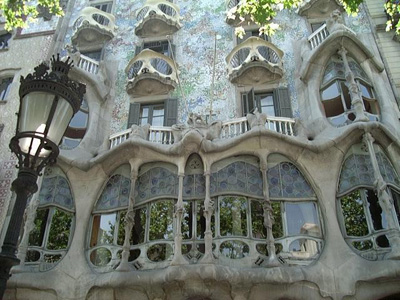 Фасад дома Жозепа Батло-и-Касановас в престижном районе Барселоны на Пассеиг де Грасиа, 43 (1904 -1906 г.). Каза Батло