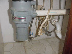 Для установки измельчителя необходимо чтобы вход в канализацию под мойкой располагался на высоте не более 35 см от пола