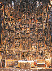 Алтарь кафедрального собора г. Толедо (Испания) с изображением пятнадцати евангельских сюжетов дополнен сверху витражами