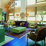 Двухсветная гостиная с большим количеством мягкой мебели