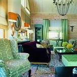 Бежевый цвет стен гостиной дополнен нежно-зелёным и фиолетовым цветами мебельной обивки