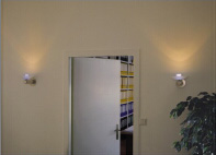 Прихожие с высокими потолками можно «исправить» путем подсветки стен