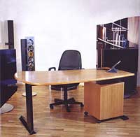 Письменный стол и офисный стул