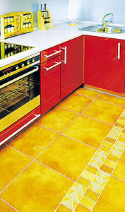 Керамическая плитка на полу в кухне