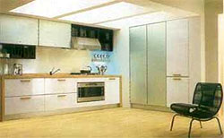 Кухонное оборудование установлено вдоль длинной стены, а за небольшой перегородкой из гипсокартона спрятан холодильник