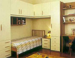 Детская комната с большим количеством полочек