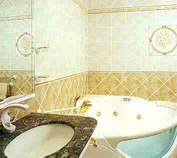 Большие зеркальные плоскости и прозрачные стекла в интерьере ванной комнаты для «увеличения» пространства